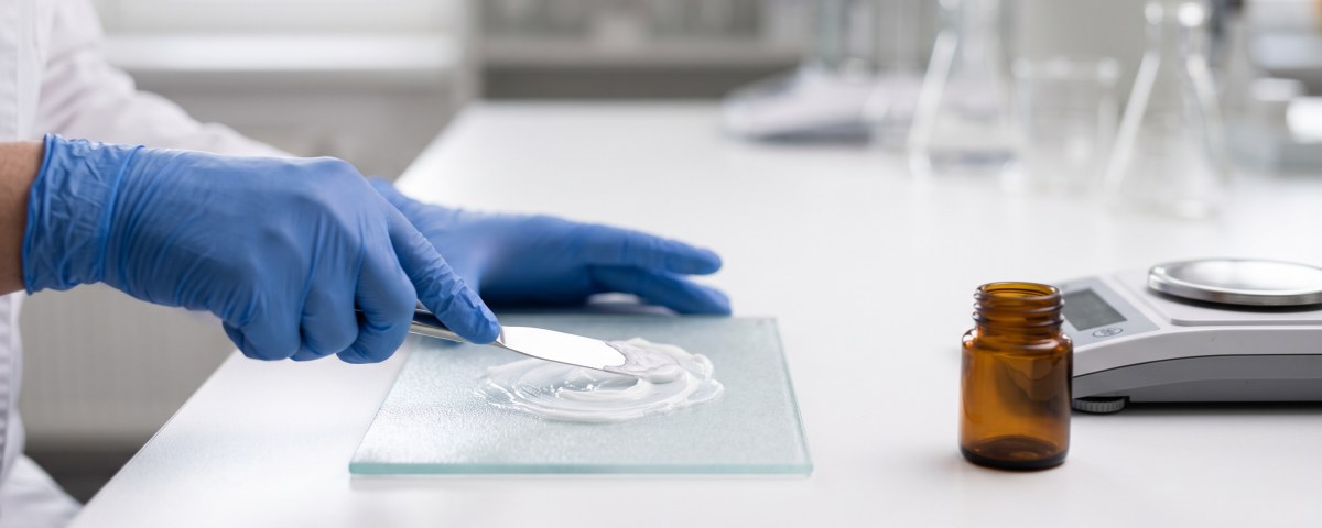 Travail d'une pommade à la spatule sur plaque de verre au préparatoire